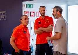 Sergio Scariolo, Carlos Jiménez y Berni Rodríguez, este lunes en The Embassy antes del comienzo del entrenamiento de la selección.