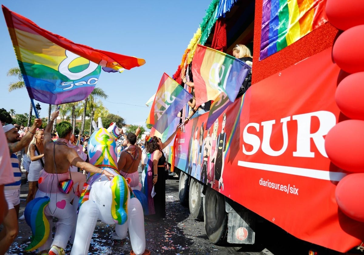 La carroza de SUR y SIX, una de las 17 de la manifestación del Orgullo de Torremolinos.