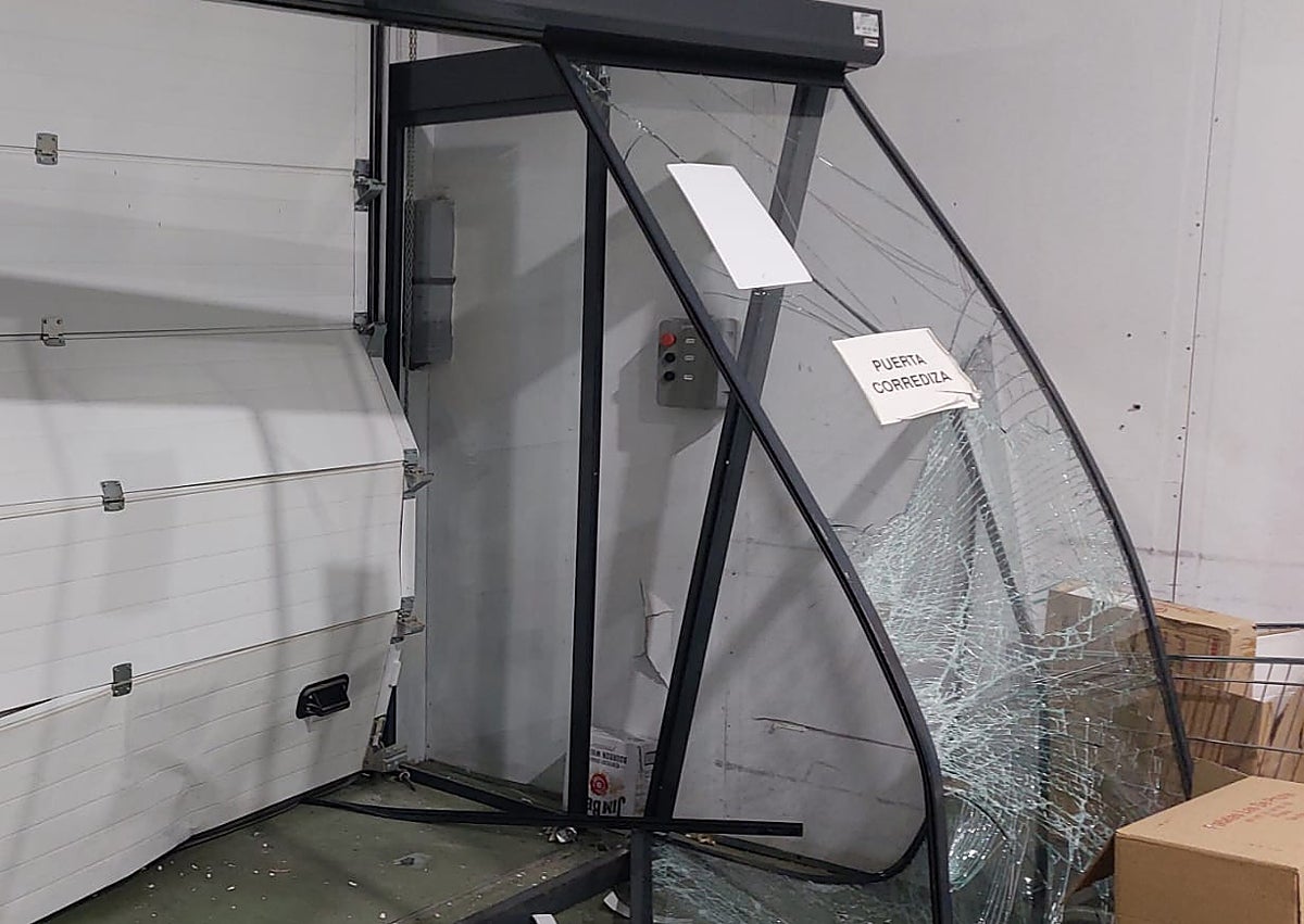 Imagen secundaria 1 - En las imágenes, los daños ocasionados en el supermercado a causa del alunizaje y las herramientas que presuntamente emplearon para arrancar la caja de cambio de dinero.