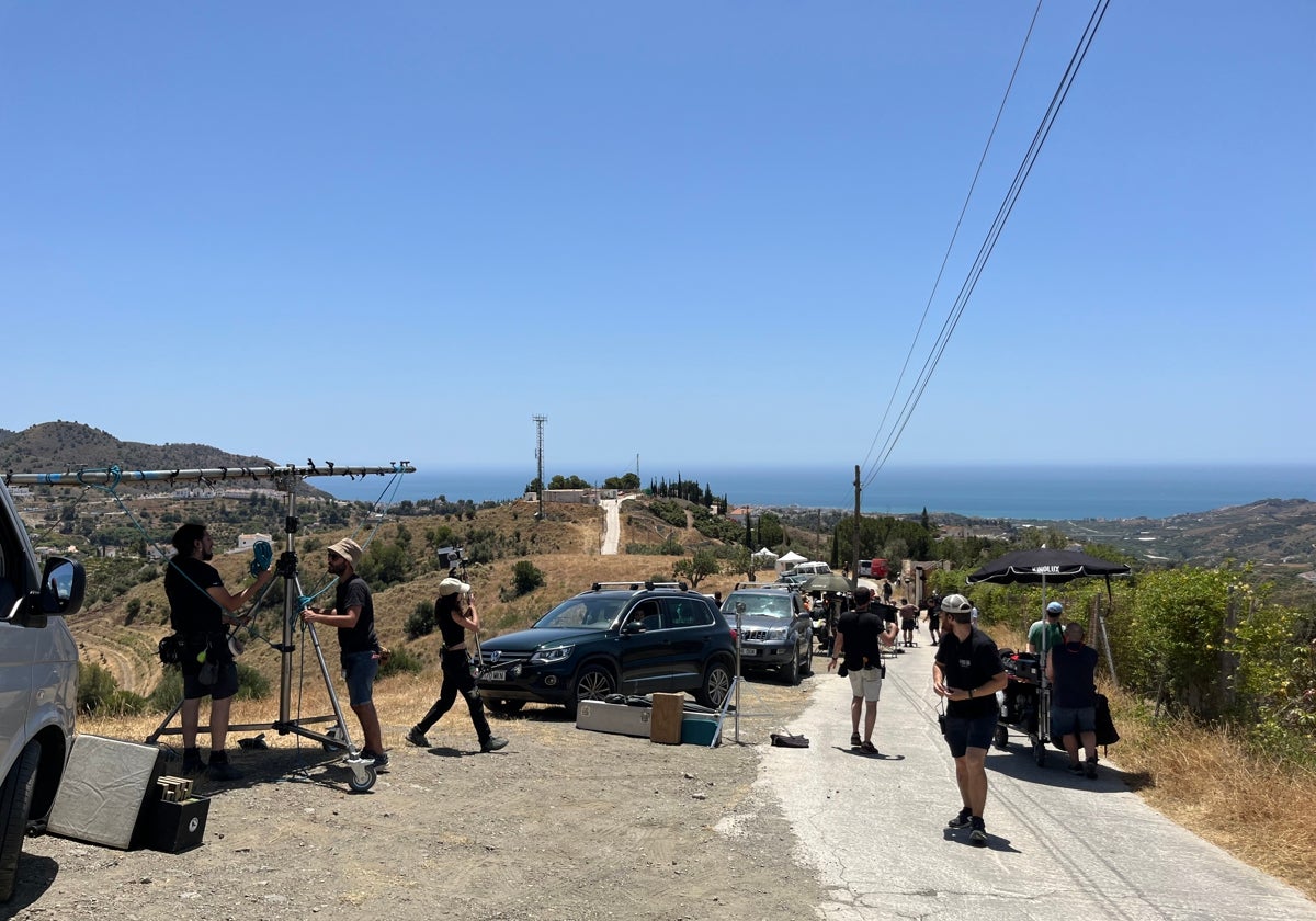 Integrantes del equipo de grabación, este lunes en una zona rural de Frigiliana.