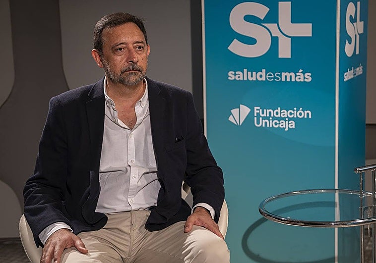 Oriol González explica que un audífono puede corregir la mayoría de los defectos auditivos.