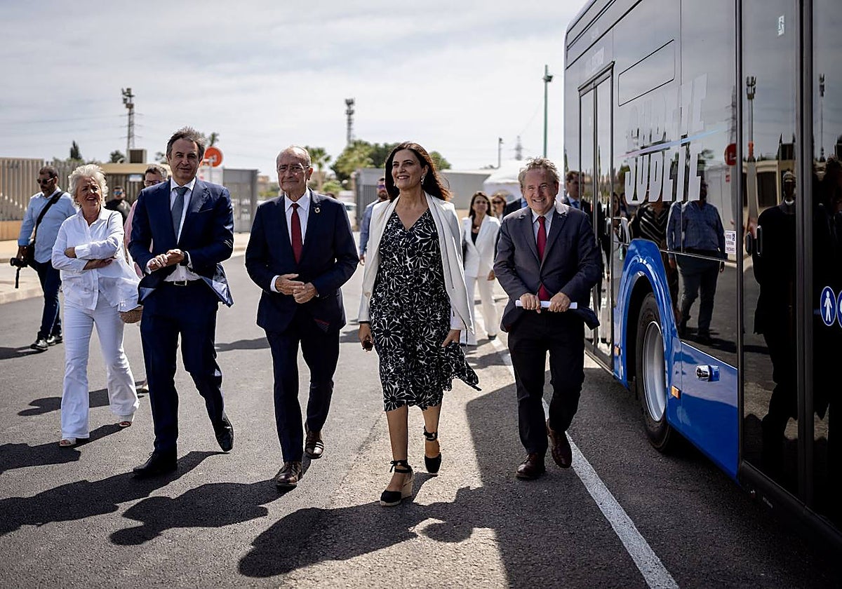 Autoridades durante la inauguración de la estación de carga eléctrica situada en la futura sede de la EMT, en la calle Paquiro, junto al Cortijo de Torres.