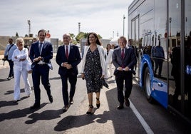 Autoridades durante la inauguración de la estación de carga eléctrica situada en la futura sede de la EMT, en la calle Paquiro, junto al Cortijo de Torres.