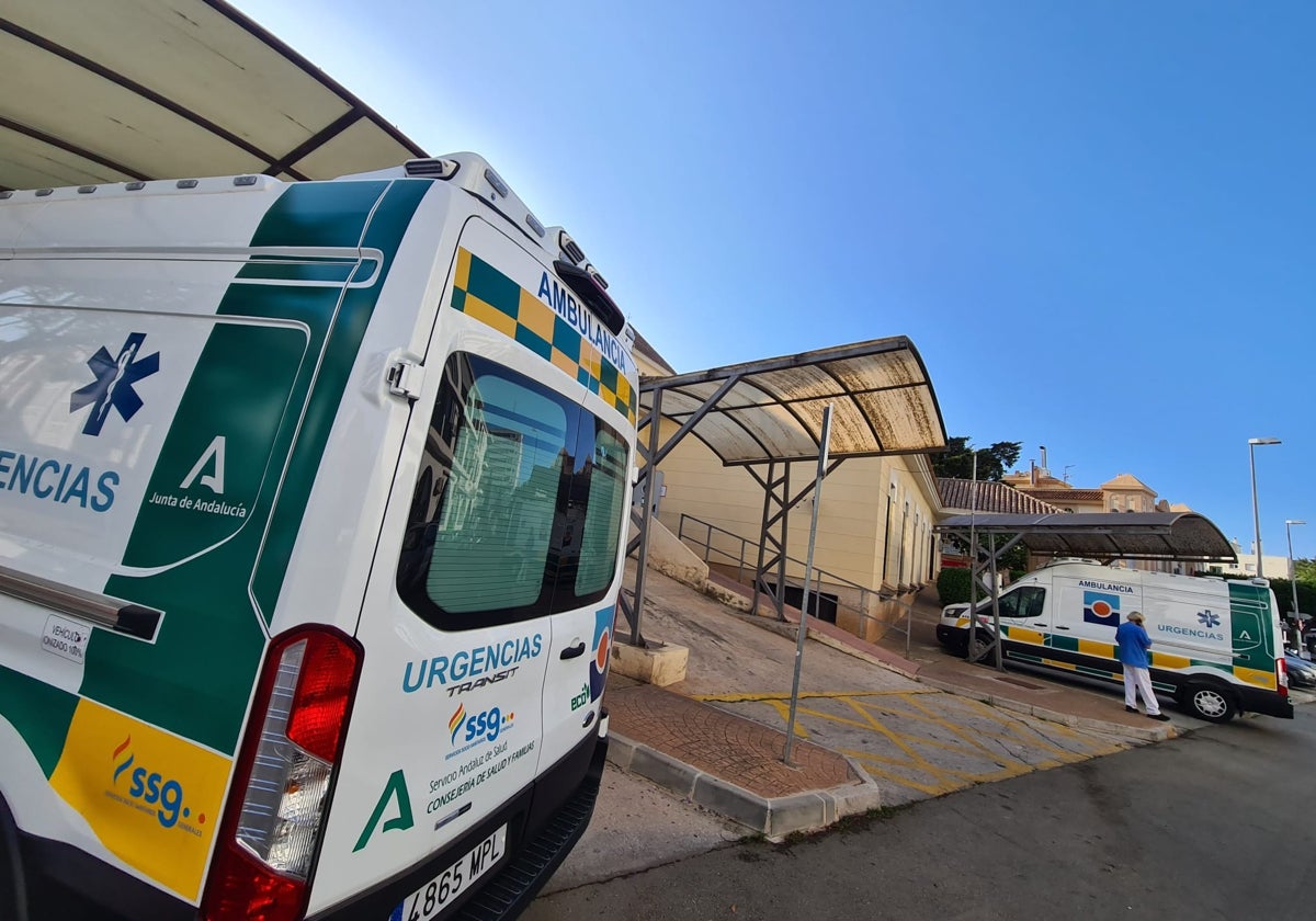 Ambulancias estacionadas en el centro de salud de Arroyo de la Miel, en Benalmádena.