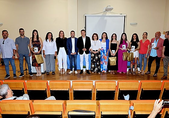Acto de entrega de los galardones en el salón de actos del edificio de usos múltiples de Torrox-Costa.