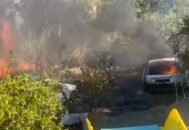 Dos vehículos salen ardiendo en un paraje natural en Guaro obligando a activar el Plan Infoca