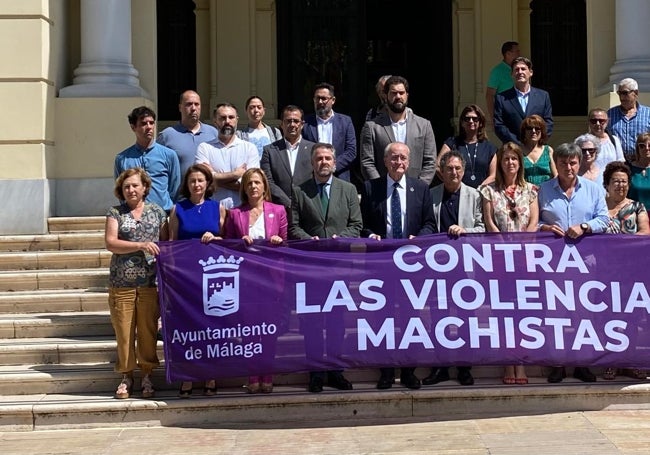 Minuto de silencio por la mujer víctima de violencia de género en Barcelona.