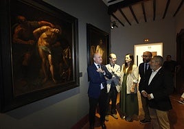 Autoridades ante el cuadro «Preparativos Para La Flagelación de Cristo» de Vicente Carducho.