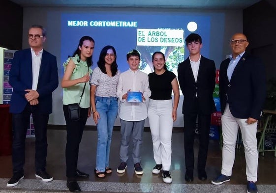 Juan Antonio Vigar (izquierda) y Salvador Merat (derecha), junto a los alumnos ganadores del mejor corto.