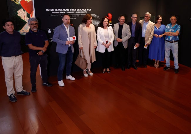 Asistentes a la inauguración de la exposición de la Cofradía del Amor y la Caridad.