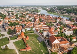 Vista aérea de la ciudad, con el antiguo Castillo de Kaunas, icono de la urbe.