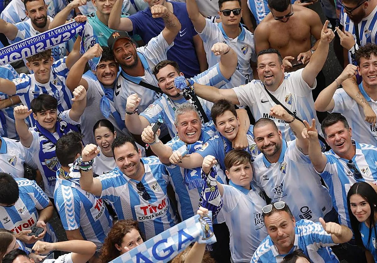 Aficionados del Málaga en la previa del partido del sábado pasado contra el Celta de Vigo B en los aledaños de La Rosaleda.