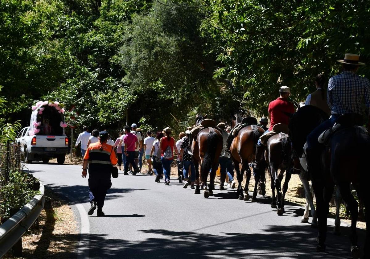 Los asistentes acuden a pie o a caballo.