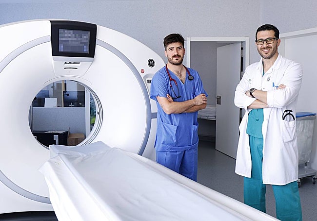 Javier Luna ha terminado su residencia en Medicina Intensiva en el Regional. En la imagen, junto al cirujano torácico y tutor, Carlos Giraldo.