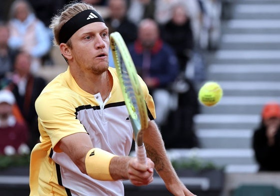 Alejandro Davidovich compitiendo en Roland Garros donde será el torneo olímpico de París.