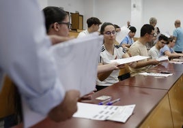 Alumnos, durante uno de los exámenes de selectividad de la semana pasada.