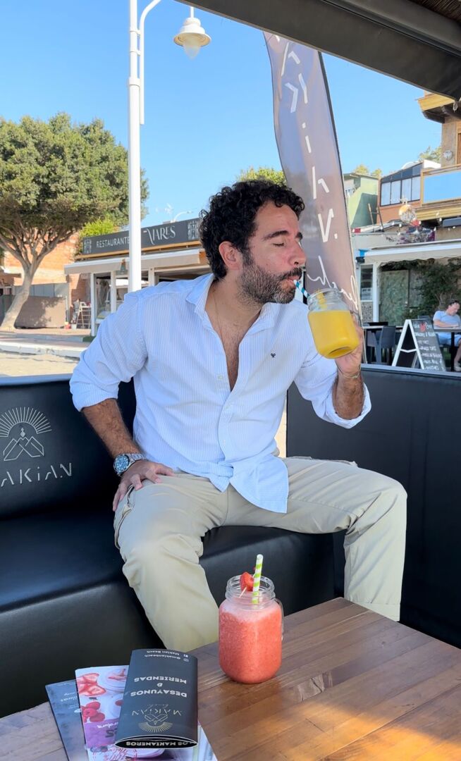 Pincha y corta: Makian, el desayuno de campeones en la playa en Málaga