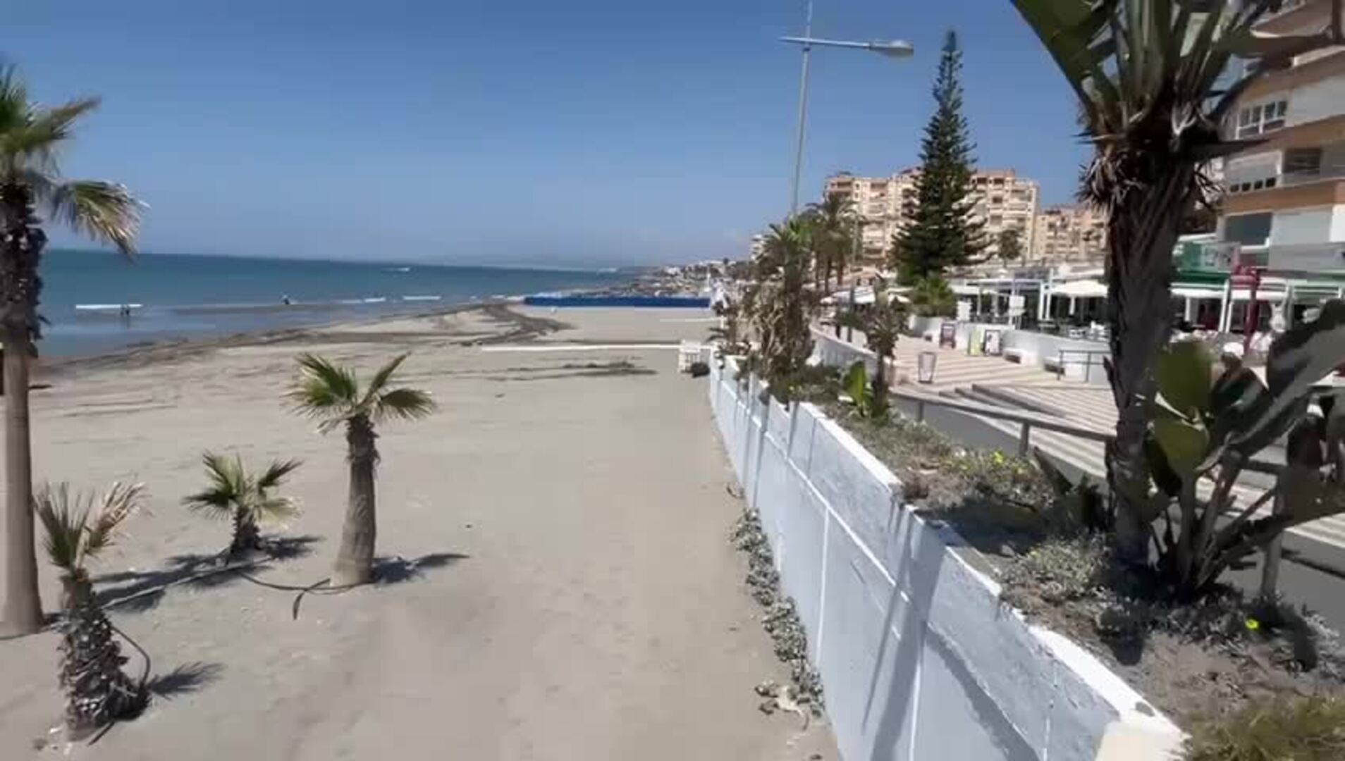 Trabajos de movimientos de arena en la playa de Ferrara de Torrox