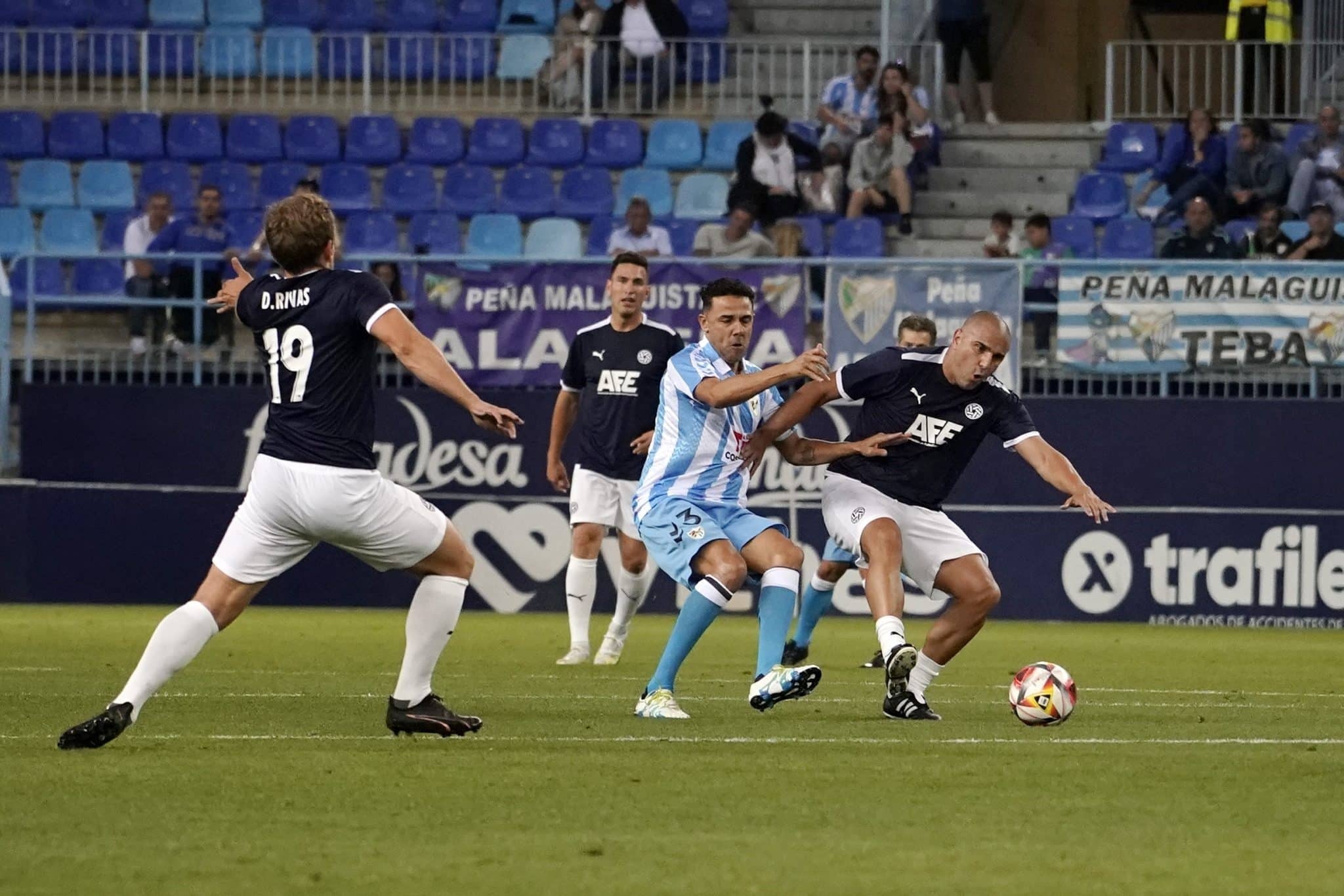 Carlos Aranda intenta ganar un balón ante la presión de Weligton en el partido de veteranos disputado en La Rosaleda el pasado 24 de mayo por el 120 aniversario.