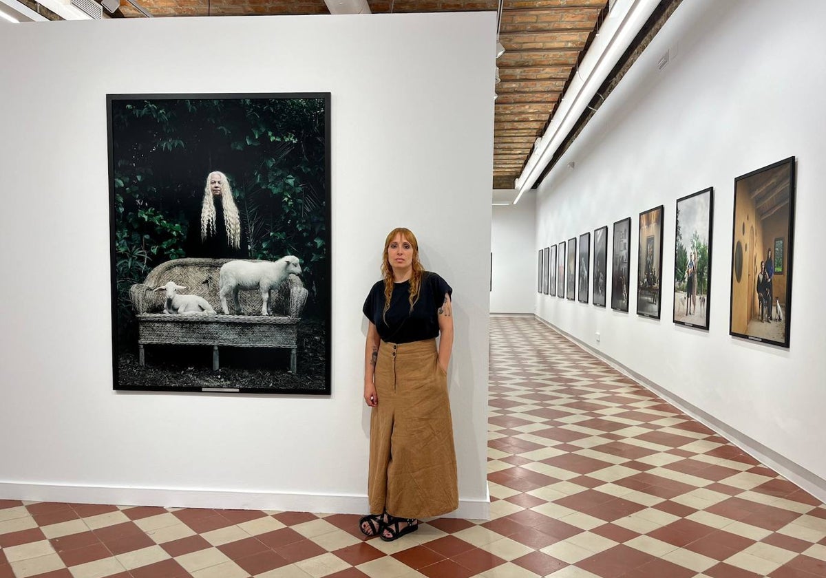 La fotógrafa Estela de Castro, en su exposición 'Retratos de familia', en La Térmica.