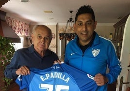 Eduardo Padilla, con una camiseta entregada por Basti en un homenaje al cumplir los 75 años.