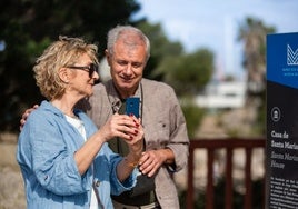 Una pareja de mayores de sesenta disfruta de su viaje.