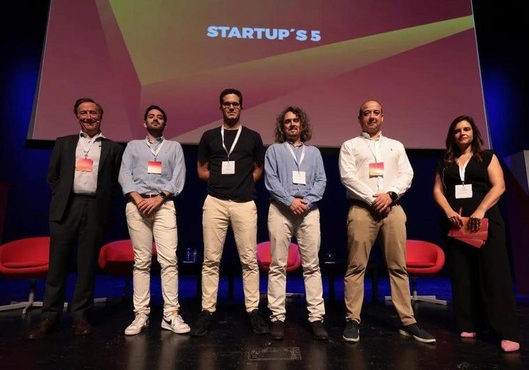 Los CEO de las cinco startups presentadas, junto a Nuria Triguero.