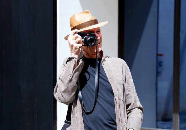 Joel Meyerovitz, cámara en mano también ha fotografiado a los reporteros que han acudido a su rueda de prensa.