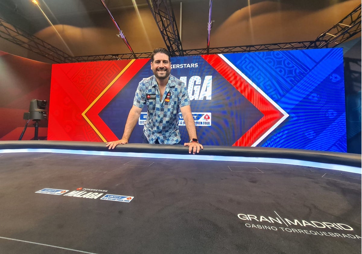 Imagen principal - Por orden, el embajador de PokerStars, Guillermo Sanz; una crupier del torneo, y jugadores de póker tras un partido de fútbol.