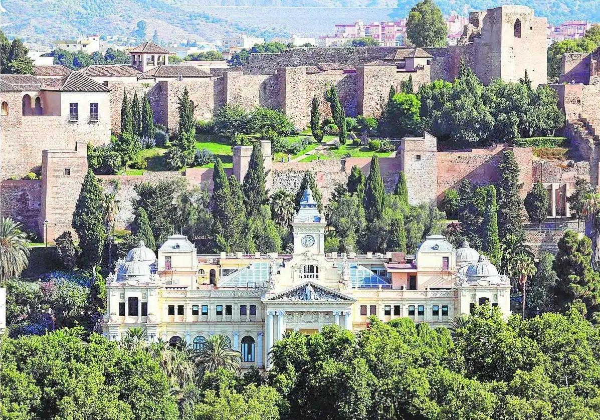 El Ayuntamiento de Málaga ante la Alcazaba.