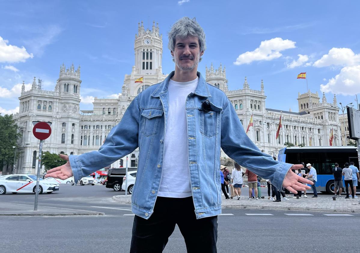 Imagen principal - Arriba, Ángel Velasco, en la plaza de Cibeles. Abajo, a la izquierda, Víctor Castilla se dio a conocer en 'Malaka'. A la derecha, Javier Márquez, en su local de ensayo en Madrid, La Vieja Imprenta 51. 