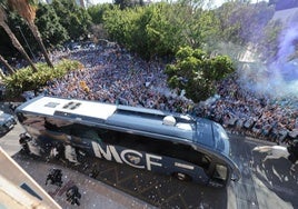 Llegada del autobús del Málaga a La Rosaleda, con los aficionados muy controlados.