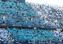 El mosaico en una de las gradas de La Rosaleda coincidiendo con la salida al campo de los equipos.