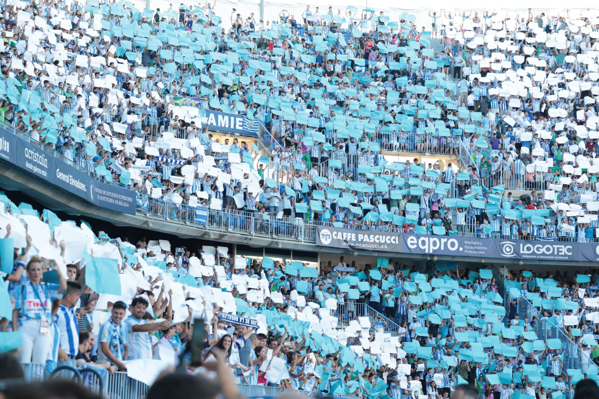 Una parte del mosaico de cartulinas blanquiazules creado por los aficionados en La Rosaleda.