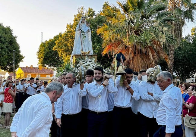 Momento del traslado en procesión de la Virgen de las Cañas.