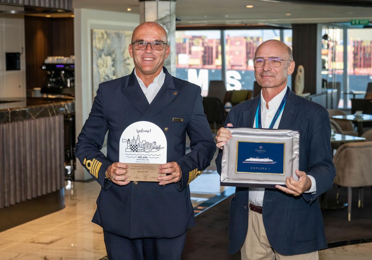 El capitán del barco y el presidente de la Autoridad Portuaria, tras el intercambio de metopas.