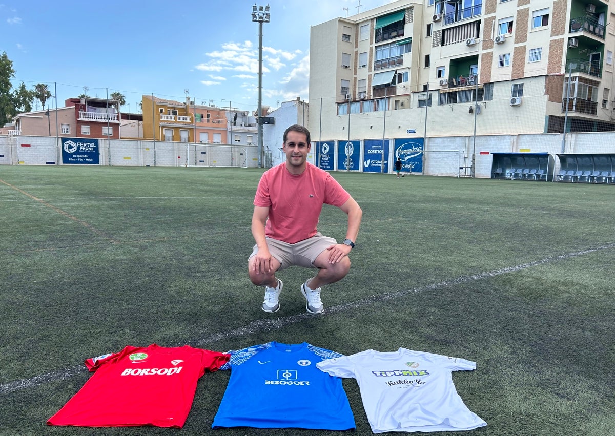 Imagen secundaria 1 - Imágenes del mítico ascenso de El Palo, en el San Ignacio ante el Deportivo Fabril; y de Antonio Muñoz once años después, ya como entrenador, en ese mismo escenario, con las tres camisetas que resumen su vida deportiva.