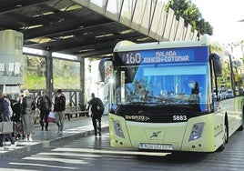 Viajeros en la subestación de autobuses del Muelle Heredia.