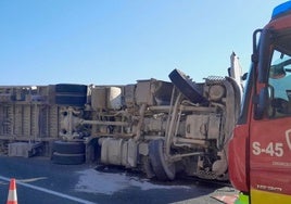 Vuelca un camión tras chocar contra la mediana a su paso por Alhaurín el Grande