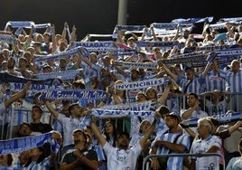 Aficionados del Málaga durante el partido ante el Gimnástic en La Rosaleda.