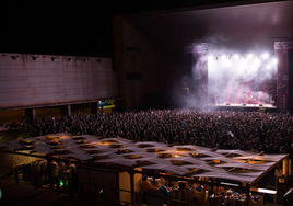 Una panorámica del recinto del Auditorio Municipal, abarrotado en una actuacion musical.