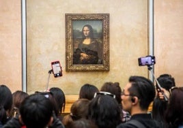 El público abarrota la sala de la 'Gioconda' en el Louvre de París.