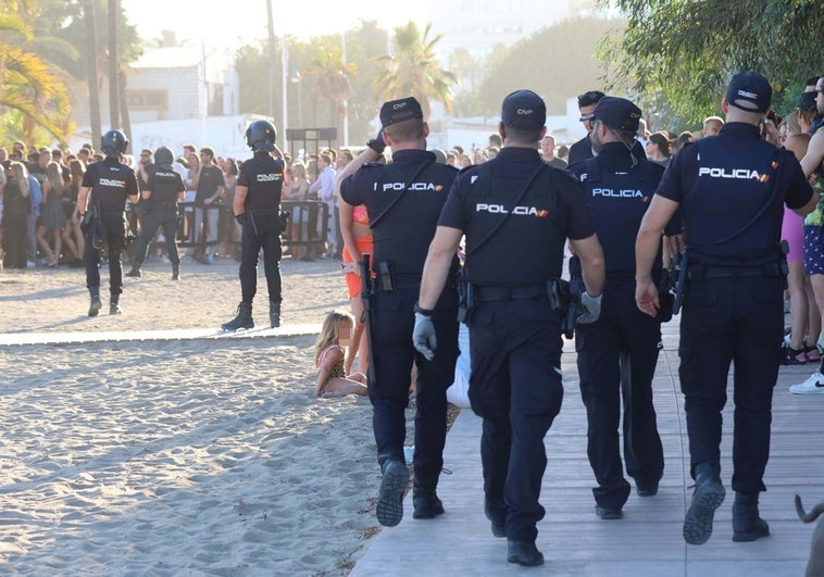 Los jóvenes hacían cola para entrar al beach club Playa Padre mientras se producía la operación.