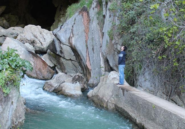 Entrada de la Cueva del Gato.