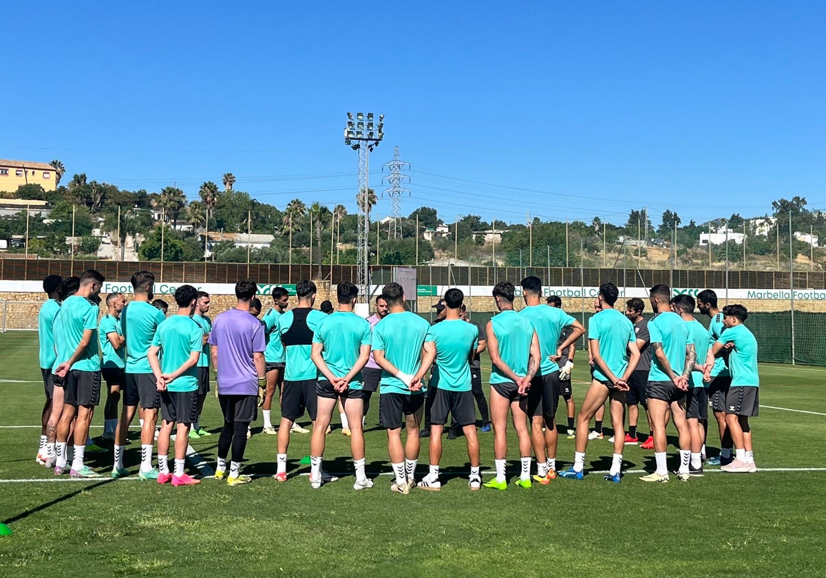 La plantilla del Málaga, esta mañana en Marbella.