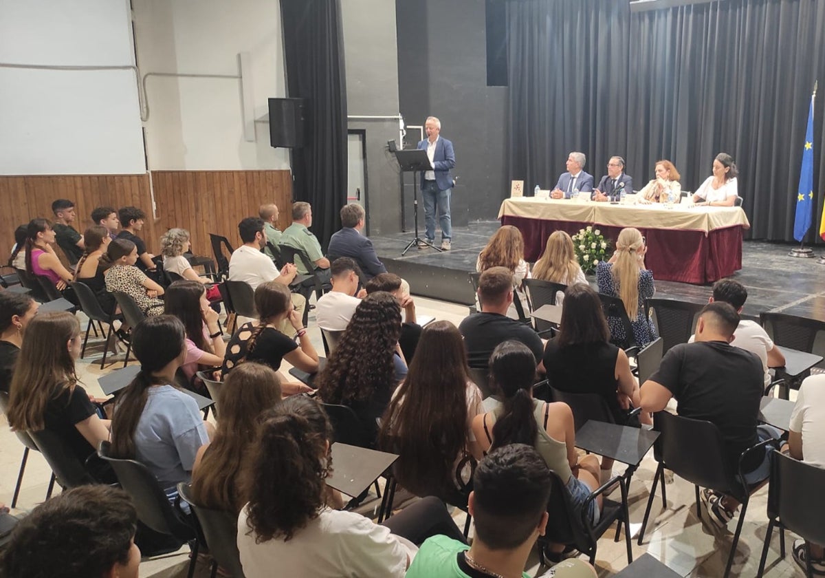 Alumnos, durante el acto en homenaje al compañero asesinado, en el salón de actos del instituto.