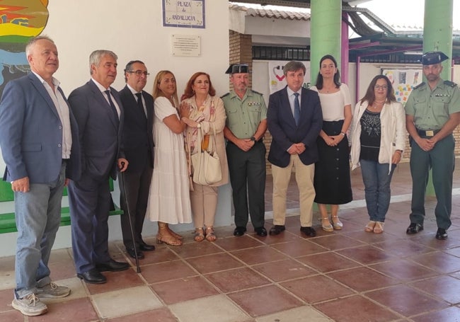 Autoridades y asistentes al acto, con la placa en homenaje al guardia civil asesinado por ETA.