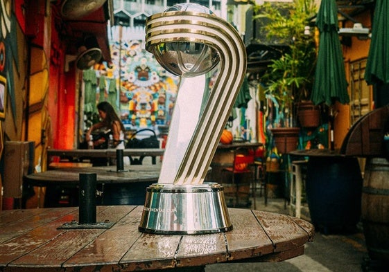 El trofeo de campeón de la Copa Intercontinental por el que peleará el Unicaja en Singapur.