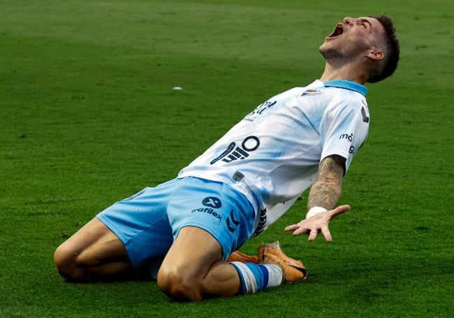 Roberto celebra un gol al Gimnástic, arrodillado en el césped.