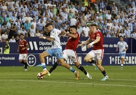 Roberto conduce el balón en una jugada del partido de ida en La Rosaleda.